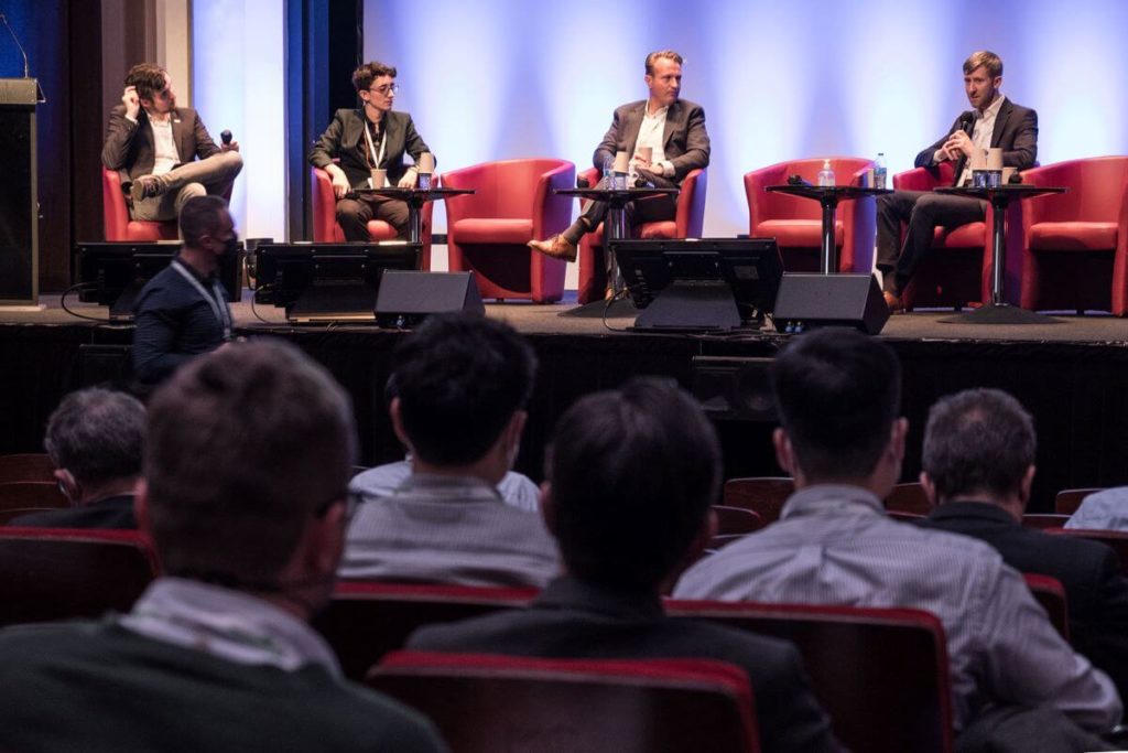 Panel „The infrastructure challenge: Battery & Hydrogen” podczas konferencji w Paryżu. - Ekoenergetyka