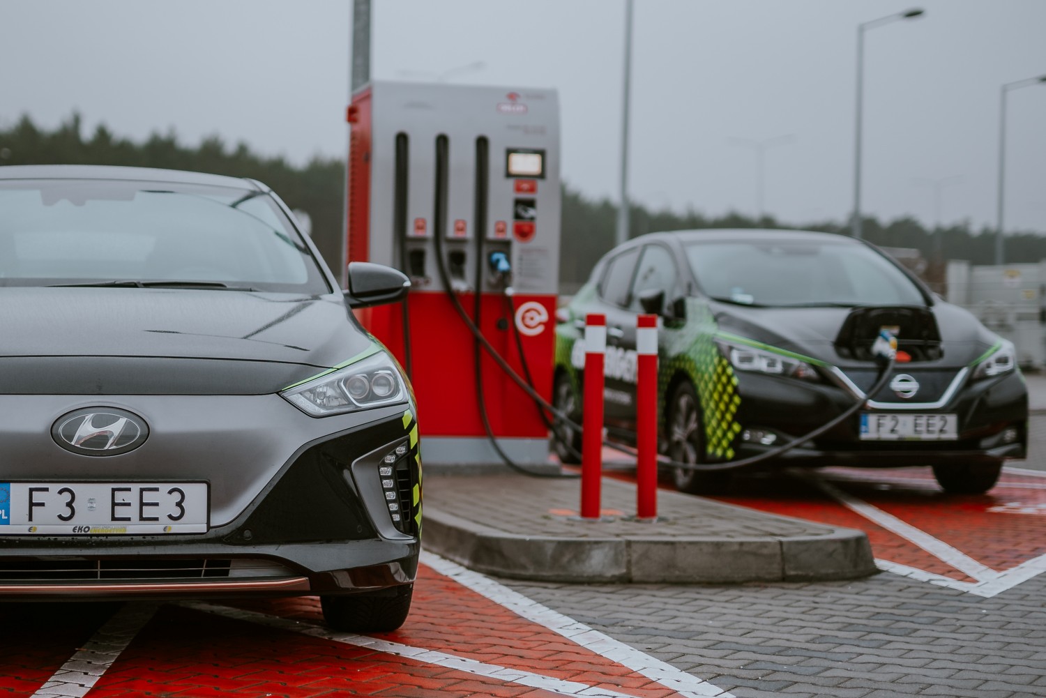 Electric Nissan and Hyundai charging with Ekoenergetyka charger on Orlen gas station