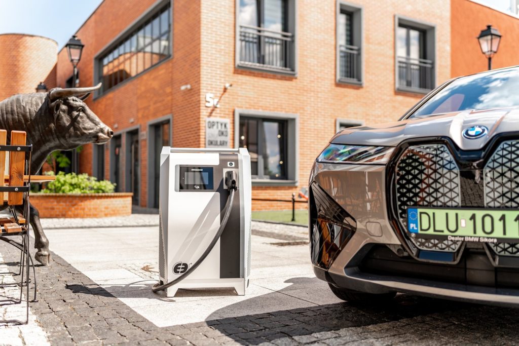 Elektroauto und Ekoenergetyka-Steckerladegerät GO-Mobilladegerät